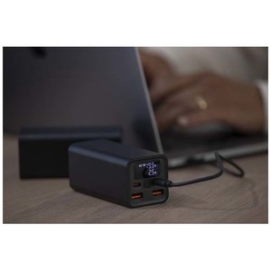 Fotografie k reklamnímu předmětu „Acamar powerbanka na notebook z recyklovaného hliníku s kapacitou 20 000 mAh a výkonem 70 W“