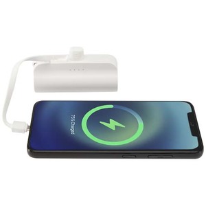 Fotografie k reklamnímu předmětu „Alnair powerbanka 5000 mAh 10W z recyklovaného plastu s konektorem typu C, výklopným stojánkem a kabelem 2 v 1“