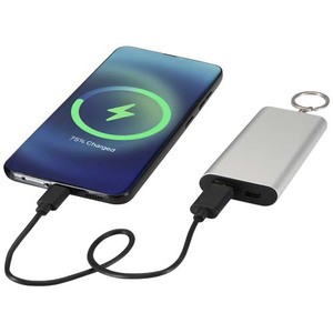 Fotografie k reklamnímu předmětu „Arcturus powerbanka z recyklovaného hliníku s kapacitou 2000 mAh a klíčenkou“
