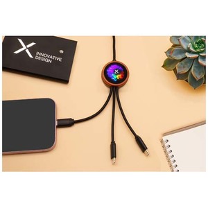 Fotografie k reklamnímu předmětu „40W nabíjecí kabel 5v1 z rPET se svítícím logem a kulatým dřevěným pouzdrem SCX.design C37“