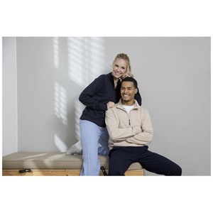 Fotografie k reklamnímu předmětu „Unisex recyklovaný svetr Aware™ na čtvrt zip Tin 280 g/m²“