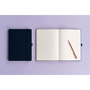 Fotografie k reklamnímu předmětu „NOTIQUE Notes Balacron, tmavě modrý, tečkovaný, 15 x 21 cm“