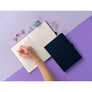 Fotografie k reklamnímu předmětu „NOTIQUE Notes Balacron, tmavě modrý, tečkovaný, 15 x 21 cm“