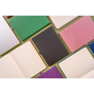 Fotografie k reklamnímu předmětu „NOTIQUE Notes Aprint Neo, vínový, linkovaný, 15 x 21 cm“