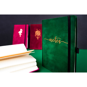 Fotografie k reklamnímu předmětu „NOTIQUE Notes Samet Lapač snů, linkovaný, 13 x 21 cm“