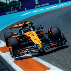 Fotografie k reklamnímu předmětu „NOTIQUE Poznámkový kalendář Formule – Jiří Křenek 2026, 30 x 30 cm“