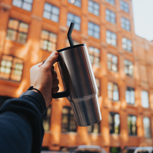 Fotografie k reklamnímu předmětu „Embrace deluxe RCS hrnek 900 ml z recykl. nerezové oceli“