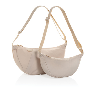 Fotografie k reklamnímu předmětu „Crossbody Crescent XL z RPET AWARE™  ve tvaru půlměsíce“