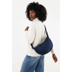 Fotografie k reklamnímu předmětu „Crossbody Crescent XL z RPET AWARE™  ve tvaru půlměsíce“