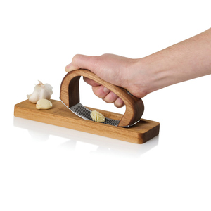 Fotografie k reklamnímu předmětu „AdHoc RoccaAlio Garlic press with chopping board“