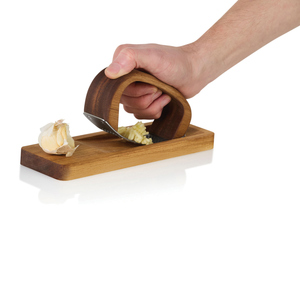 Fotografie k reklamnímu předmětu „AdHoc RoccaAlio Garlic press with chopping board“