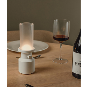 Fotografie k reklamnímu předmětu „Stolní lampa VINGA Niori z RCS“
